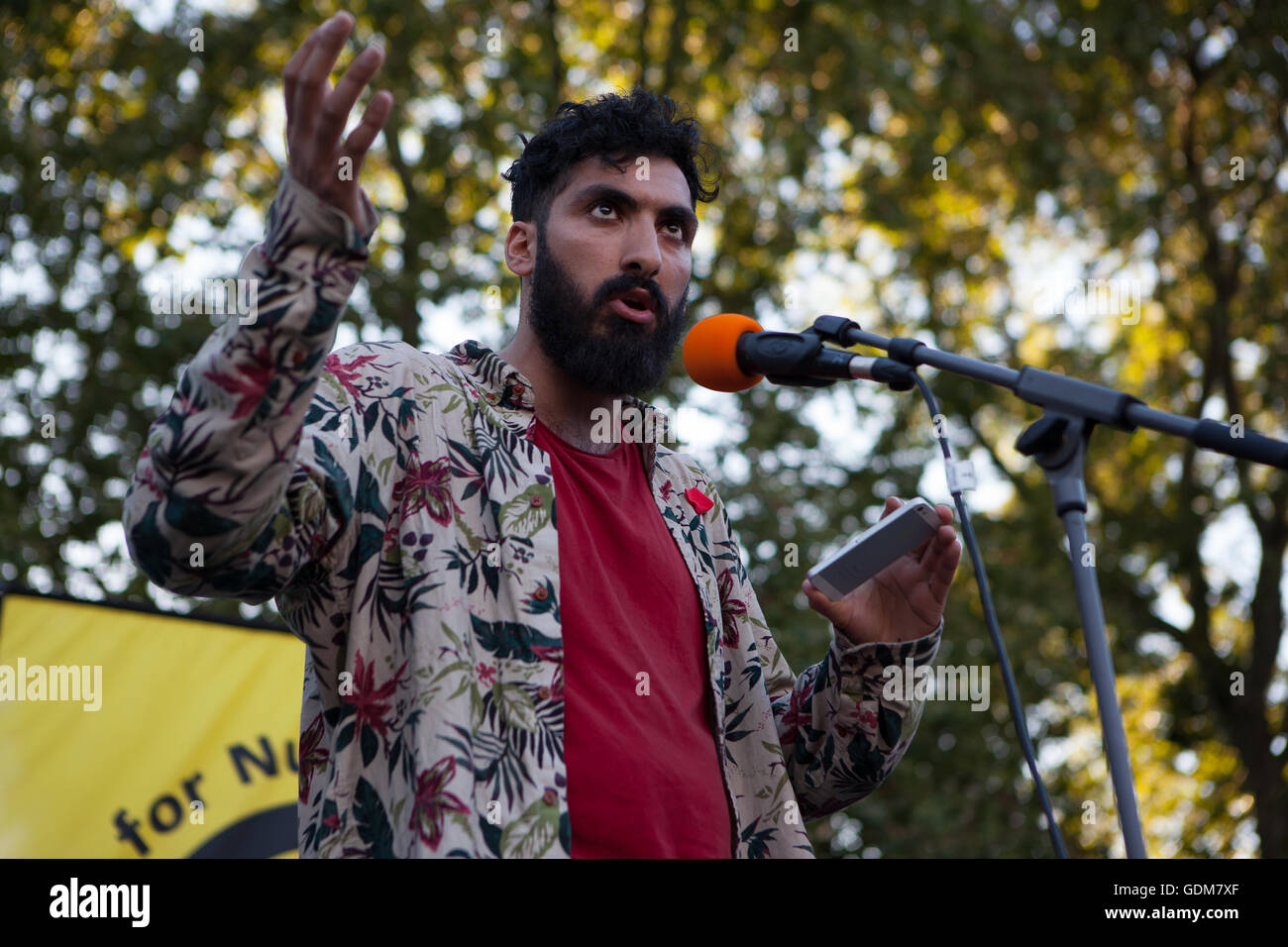 London, UK. 18. Juli 2016. Hassun El Zafar von der NUS spricht bei anti-Trident Protest als MP Abstimmung im Europäischen Parlament. Bildnachweis: Jo Syz/Alamy Live-Nachrichten Stockfoto