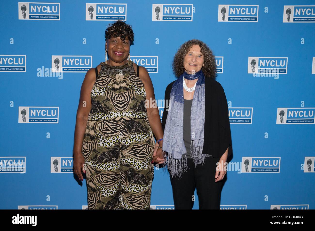 New York, NY, USA. 18. Juli 2016. Gwen Carr, Donna Lieberman im Ankunftsbereich für The New York Civil Liberties Union (NYCLU) Broadway steht für Freiheit, NYU Skirball Center for the Performing Arts, New York, NY 18. Juli 2016. Bildnachweis: Jason Smith/Everett Collection/Alamy Live-Nachrichten Stockfoto