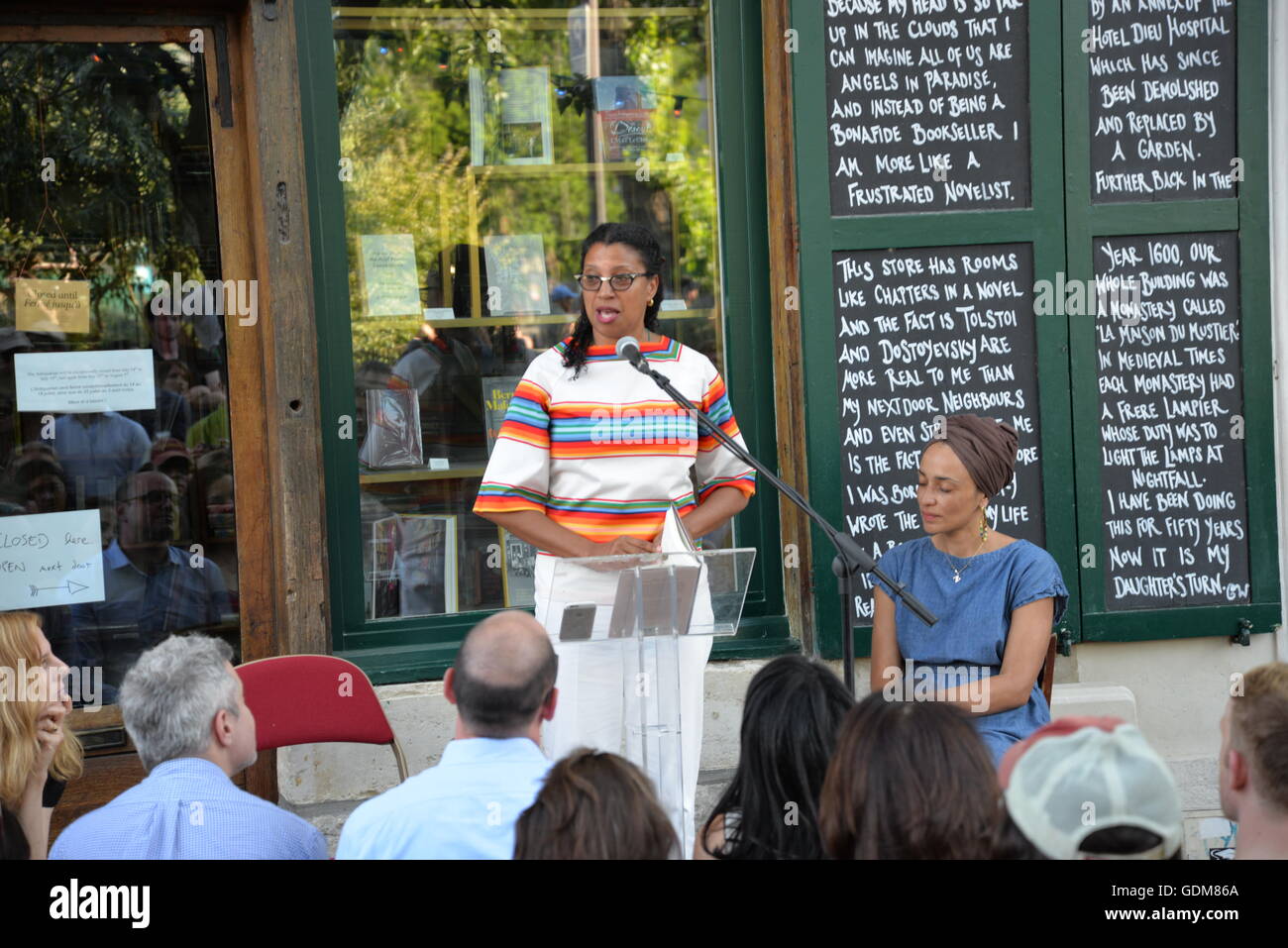 Robin coste Lewis und Zadie Smith ihre Poesie und Fiktion zu einer Masse an Shakespeare und company Buchhandlung, Paris lesen. Credit: egelsi/alamy leben Nachrichten Stockfoto