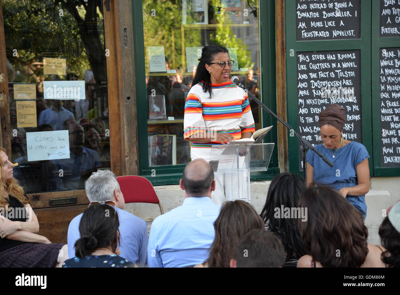 Robin coste Lewis und Zadie Smith ihre Poesie und Fiktion zu einer Masse an Shakespeare und company Buchhandlung, Paris lesen. Credit: egelsi/alamy leben Nachrichten Stockfoto