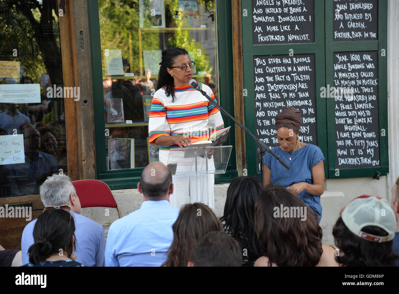 Robin coste Lewis und Zadie Smith ihre Poesie und Fiktion zu einer Masse an Shakespeare und company Buchhandlung, Paris lesen. Credit: egelsi/alamy leben Nachrichten Stockfoto