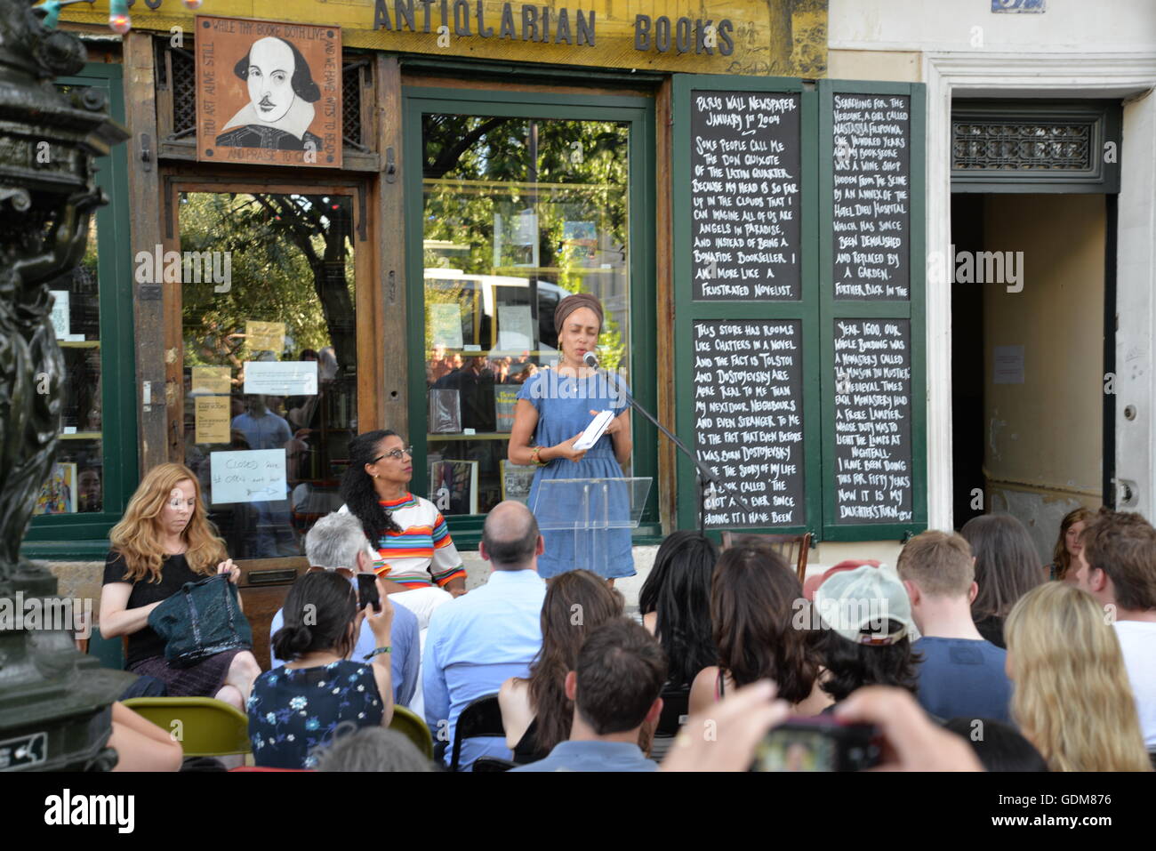 Robin coste Lewis und Zadie Smith ihre Poesie und Fiktion zu einer Masse an Shakespeare und company Buchhandlung, Paris lesen. Credit: egelsi/alamy leben Nachrichten Stockfoto