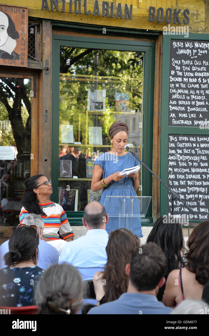 Robin coste Lewis und Zadie Smith ihre Poesie und Fiktion zu einer Masse an Shakespeare und company Buchhandlung, Paris lesen. Credit: egelsi/alamy leben Nachrichten Stockfoto