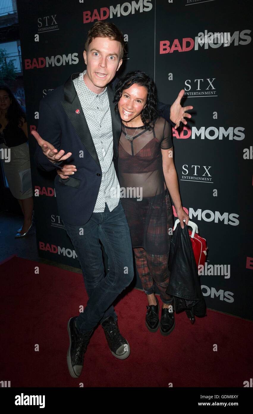 New York, NY, USA. 18. Juli 2016. Matt Johnson, Kim Schifino im Ankunftsbereich für schlechte Mütter Premiere, Metrograph, New York, NY 18. Juli 2016. Bildnachweis: Lev Radin/Everett Collection/Alamy Live-Nachrichten Stockfoto New York, NY, USA. 18. Juli 2016. Matt Johnson, Kim Schifino im Ankunftsbereich für schlechte Mütter Premiere, Metrograph, New York, NY 18. Juli 2016. Bildnachweis: Lev Radin/Everett Collection/Alamy Live-Nachrichten Stockfoto