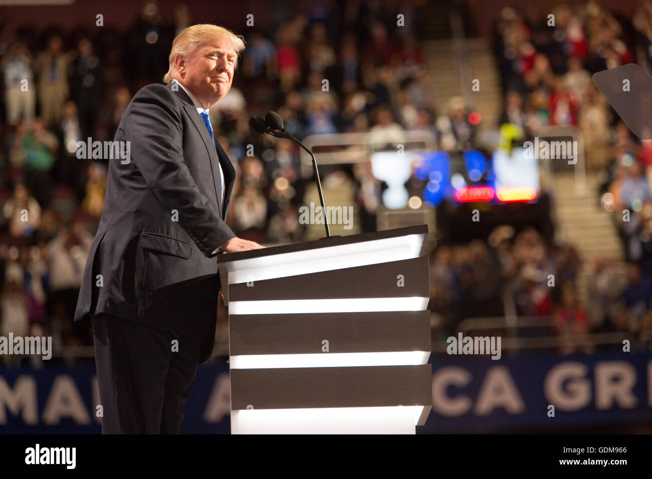 Cleveland, Ohio, USA. 18. Juli 2016. Trump führt seine Frau Melania. Premiere auf der Republican National Convention. Bildnachweis: Philip Scalia/Alamy Live-Nachrichten Stockfoto