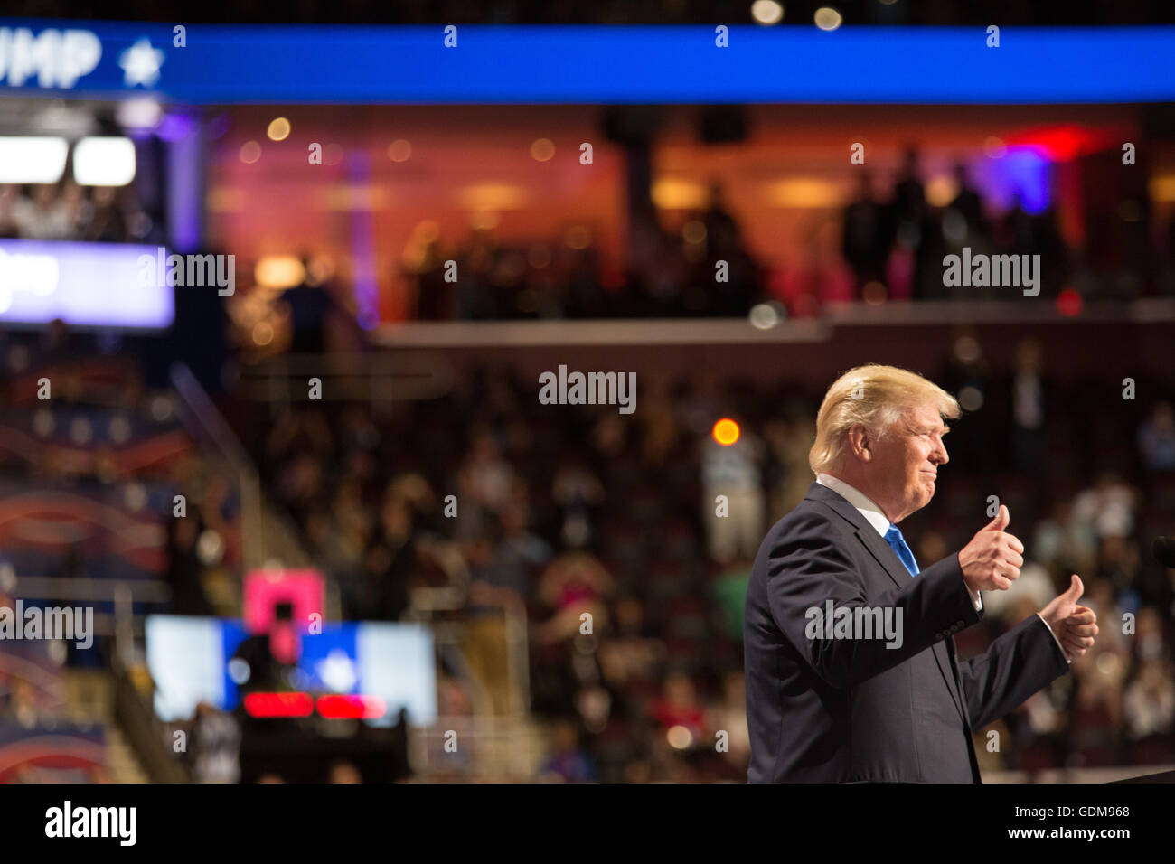Cleveland, Ohio, USA. 18. Juli 2016. Trump führt seine Frau Melania. Premiere auf der Republican National Convention. Bildnachweis: Philip Scalia/Alamy Live-Nachrichten Stockfoto