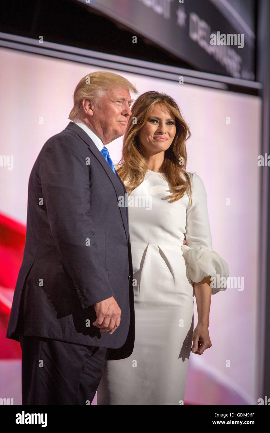 Cleveland, Ohio, USA. Juli 2016. Donald und Melania Trump, nachdem sie eine Rede gehalten hatte. Die erste Nacht auf dem Republican National Convention. Quelle: Vespasian/Alamy Live News Stockfoto