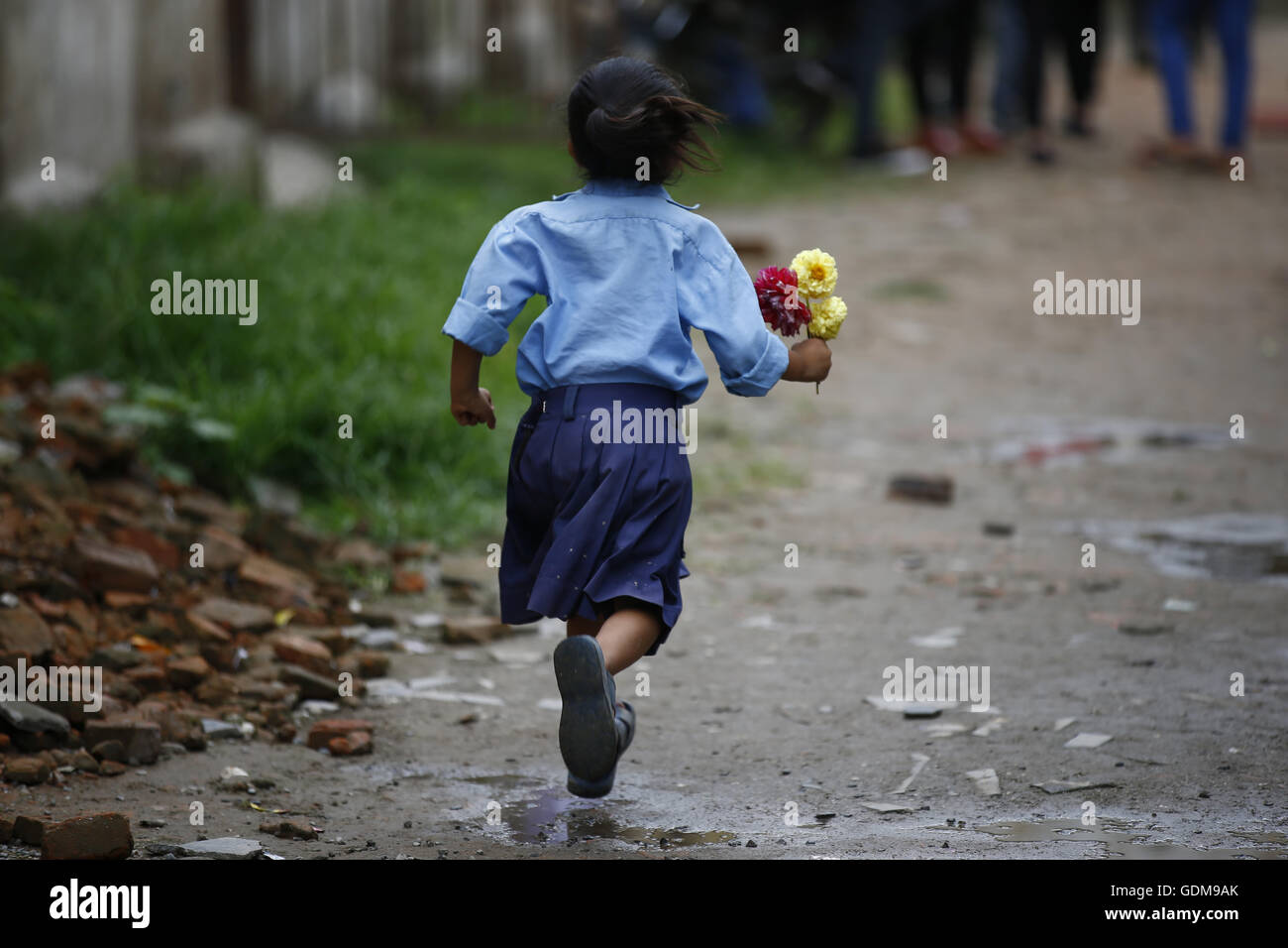 Kathmandu, Nepal. 19. Juli 2016. Eine nepalesische Schulmädchen halten Blumen für ihre Lehrer Guru Purnima oder Lehrers Tag läuft, eine Festival spirituelle und akademischen Lehrer in Durbar High School, Ranipokhari, Kathmandu, Nepal am Dienstag, 19. Juli, 16 gewidmet. Des Monats Shrawan nach nepalesischer Kalender ist Hindu-Gottheit Lord Shiva gewidmet. © Skanda Gautam/ZUMA Draht/Alamy Live-Nachrichten Stockfoto