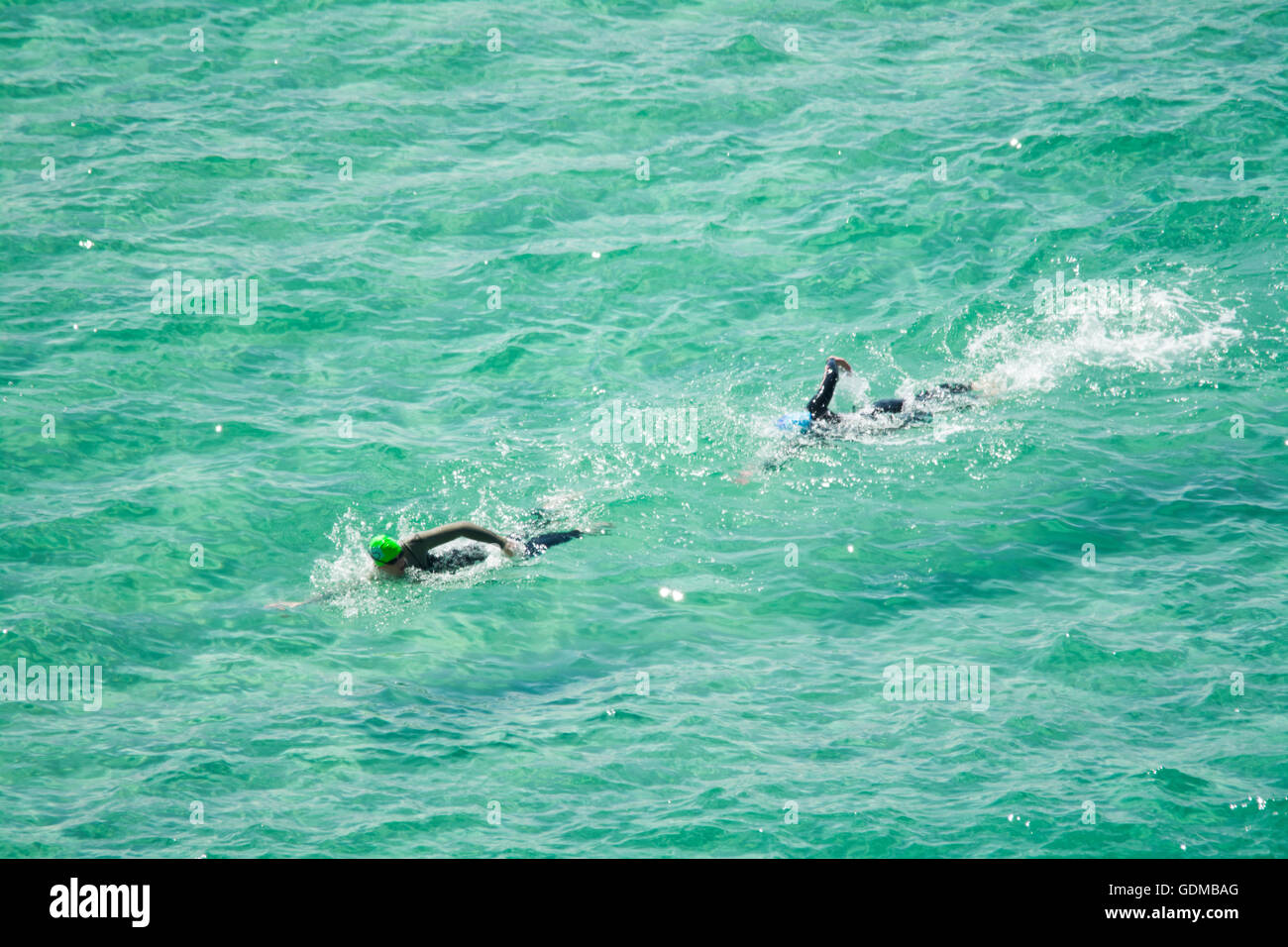 Treen, Cornwall, UK. 19. Juli 2016. Großbritannien Wetter. Menschen nehmen am Meer in Cornwall in der Hitzewelle kühl zu halten. Bildnachweis: Cwallpix/Alamy Live-Nachrichten Stockfoto