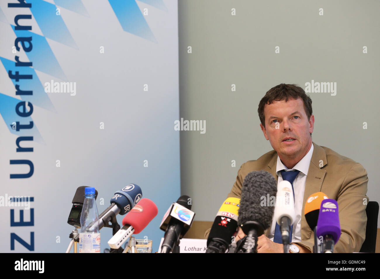 Würzburg, Deutschland. 19. Juli 2016. Kriminelle Direktor Lothar Kohler (Bayerische State Office of Criminal Investigations) spricht auf einer Pressekonferenz der Staatsanwaltschaft und der Polizei auf eine Axt und Messer Angriff durch einen 17-j hrige Flüchtling aus Afghanistan auf eine Regionalbahn in der Nähe von Würzburg am 18. Juli 2016 in Würzburg, Deutschland, 19. Juli 2016. Mitglieder einer Familie aus Hong Kong, die in den Urlaub nach Deutschland sind, sind verletzt worden. Auf seiner Flucht verletzt der Täter auch eine weibliche Paserby. Foto: Karl-Josef Hildenbrand/Dpa/Alamy Live News Stockfoto