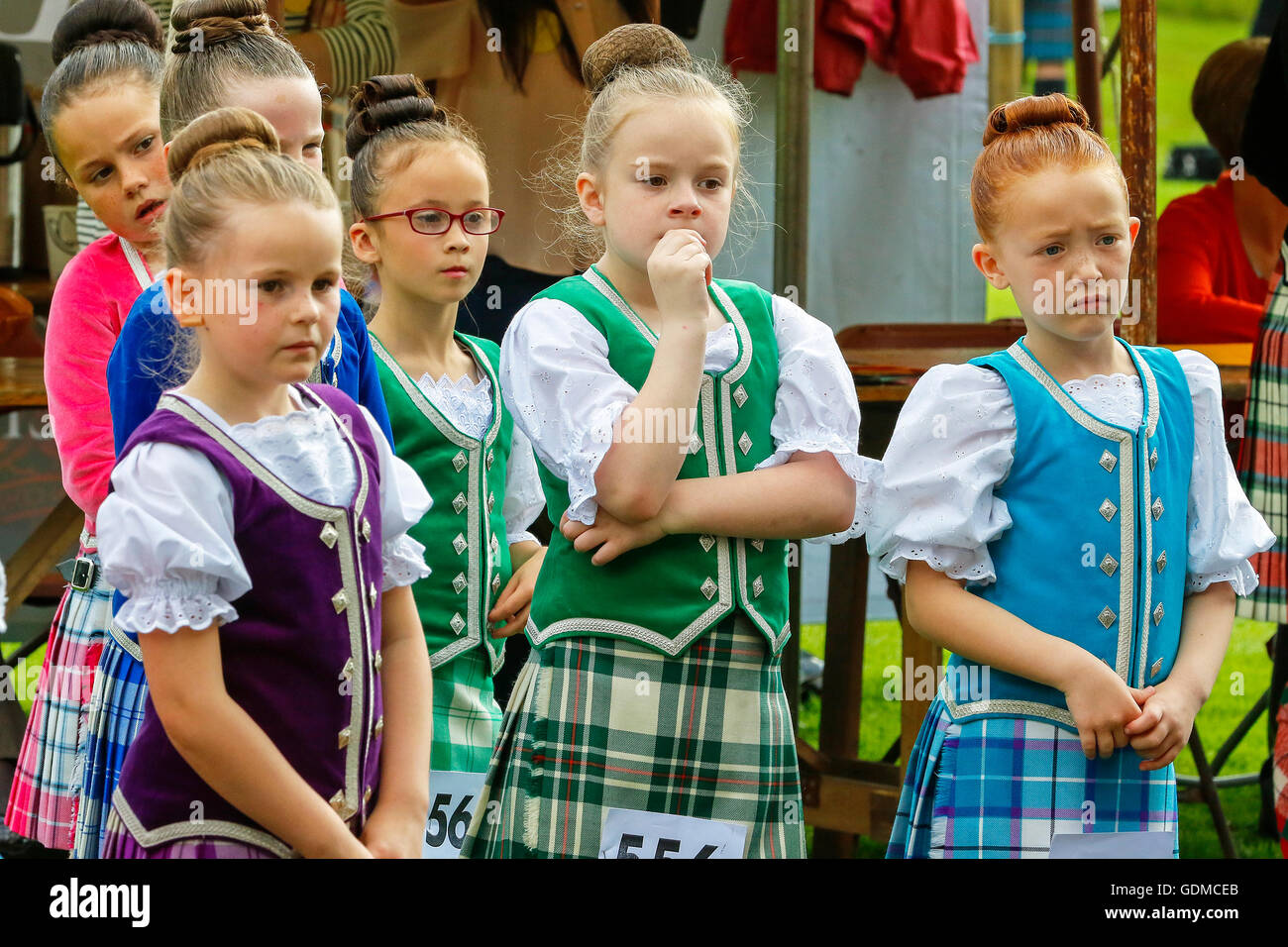 Argyll, UK. 19. Juli 2016. An einem heißen Sommertag erwies mehr als 5000 Zuschauern sich um die Inveraray Highland Games mit solchen Wettbewerben als Junior Highland Dancing und Tests der Stärke einschließlich Schuss setzen zu sehen. Ein internationales Teilnehmerfeld kamen aus so fernen Ländern wie Amerika, Kanada und Polen und natürlich Schottland. Bildnachweis: Findlay/Alamy Live-Nachrichten Stockfoto