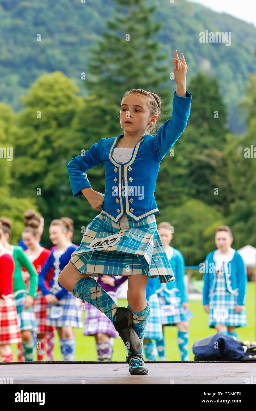 Argyll, UK. 19. Juli 2016. An einem heißen Sommertag erwies mehr als 5000 Zuschauern sich um die Inveraray Highland Games mit solchen Wettbewerben als Junior Highland Dancing und Tests der Stärke einschließlich Schuss setzen zu sehen. Ein internationales Teilnehmerfeld kamen aus so fernen Ländern wie Amerika, Kanada und Polen und natürlich Schottland. Bildnachweis: Findlay/Alamy Live-Nachrichten Stockfoto