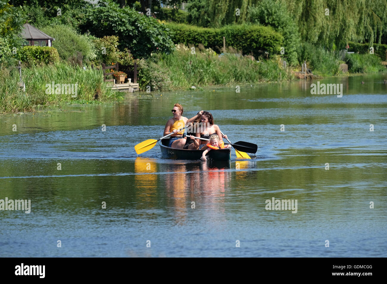 Menschen genießen das warme Wetter auf dem Fluss Soar hat die Hitzewelle geht weiter Stockfoto