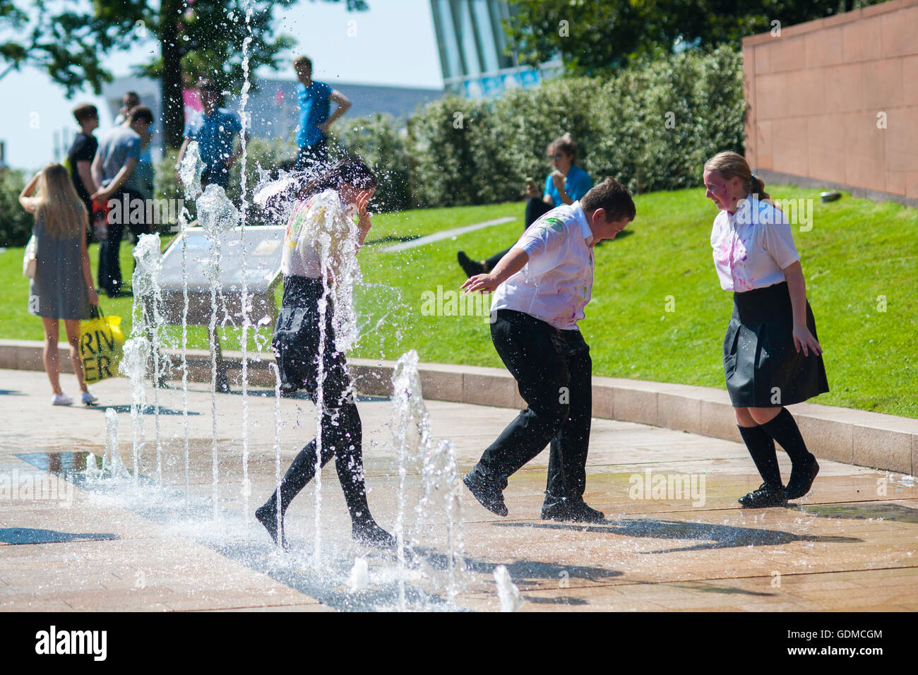 Liverpool, UK, 19. Juli 2016. Kinder spielen in einem Brunnen zum Abkühlen am heißesten Tag des Jahres. Bildnachweis: Hayley Blackledge/Alamy Live-Nachrichten Stockfoto