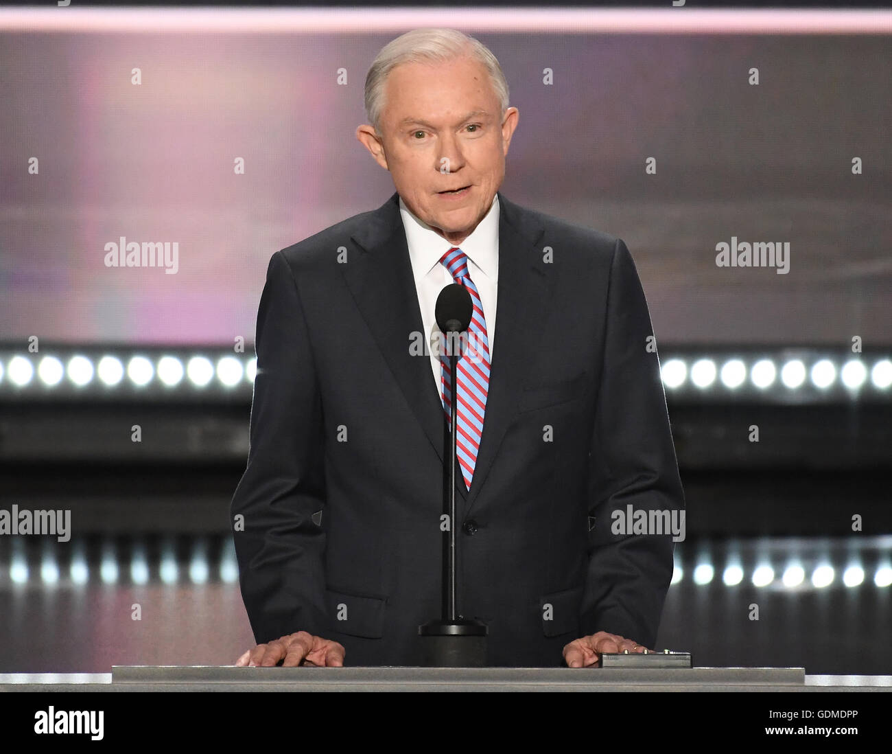 Cleveland, Ohio, USA. 18. Juli 2016. Vereinigte Staaten Senator Jeff Sessions (Republikanische of Alabama) macht Bemerkungen auf der Republican National Convention 2016 in der Quicken Loans Arena in Cleveland, Ohio am Montag, den 18. Juli abgehaltenen 2016.Credit: Ron Sachs/CNP. © Ron Sachs/CNP/ZUMA Draht/Alamy Live-Nachrichten Stockfoto