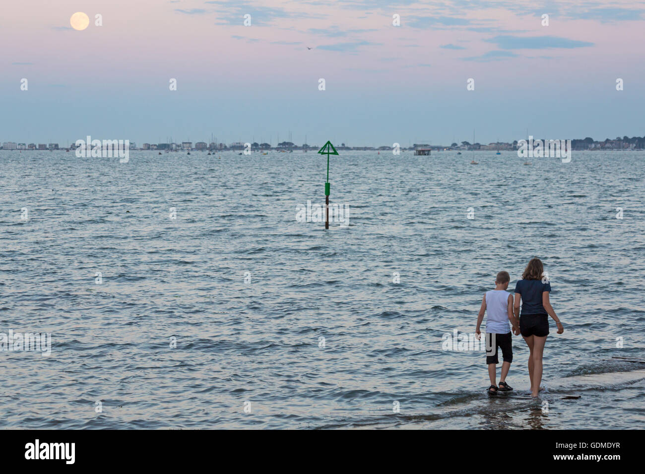 Poole, Dorset, UK. 19. Juli 2016 UK Wetter: Vollmond über Poole Bay am heißesten Tag des Jahres Blick auf Sandbänken - Kinder Paddel kühl zu halten, da Temperaturen in der Nacht Credit hoch bleiben: Carolyn Jenkins/Alamy Live News Stockfoto