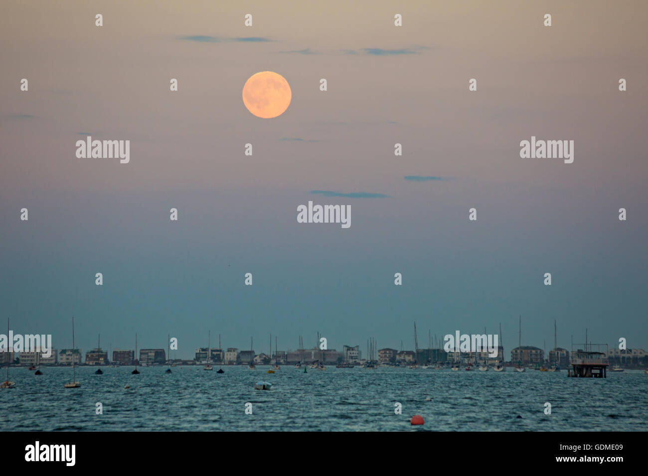 Poole, Dorset, UK. 19. Juli 2016 UK Wetter: Vollmond über Poole Bay am heißesten Tag des Jahres Blick auf Sandbänken Credit: Carolyn Jenkins/Alamy Live News Stockfoto