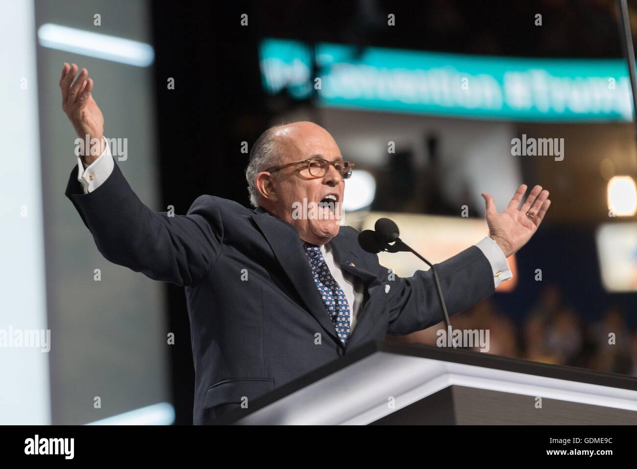 Der ehemalige New Yorker Bürgermeister Rudy Giuliani Adressen Delegierten während des ersten Tages der Republican National Convention in der Quicken Loans Mitte 18. Juli 2016 in Cleveland, Ohio. Stockfoto