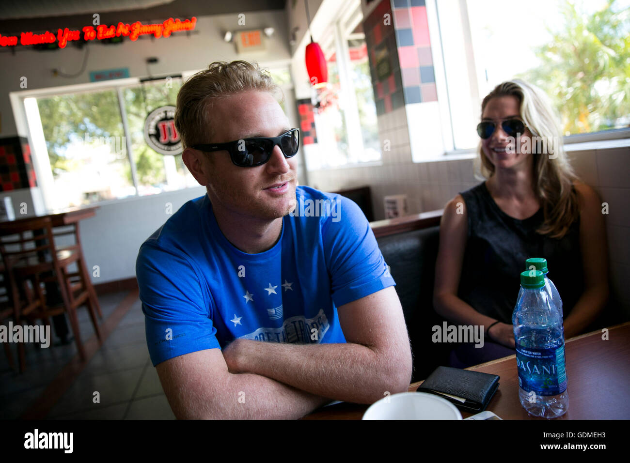 Daytona Beach, Florida, USA. 11. Juli 2016. WILL VRAGOVIC | Times.Tampa Bay Rays beginnend Krug Alex Cobb mit seiner fiancÅ½, Kelly Reynolds, nach dem Mittagessen im Jimmy Johns in Daytona Beach vor seine Reha beginnen mit Charlotte Steinkrabben am Montag, 11. Juli 2016. © Willen Vragovic/Tampa Bay Times / ZUMA Draht/Alamy Live News Stockfoto