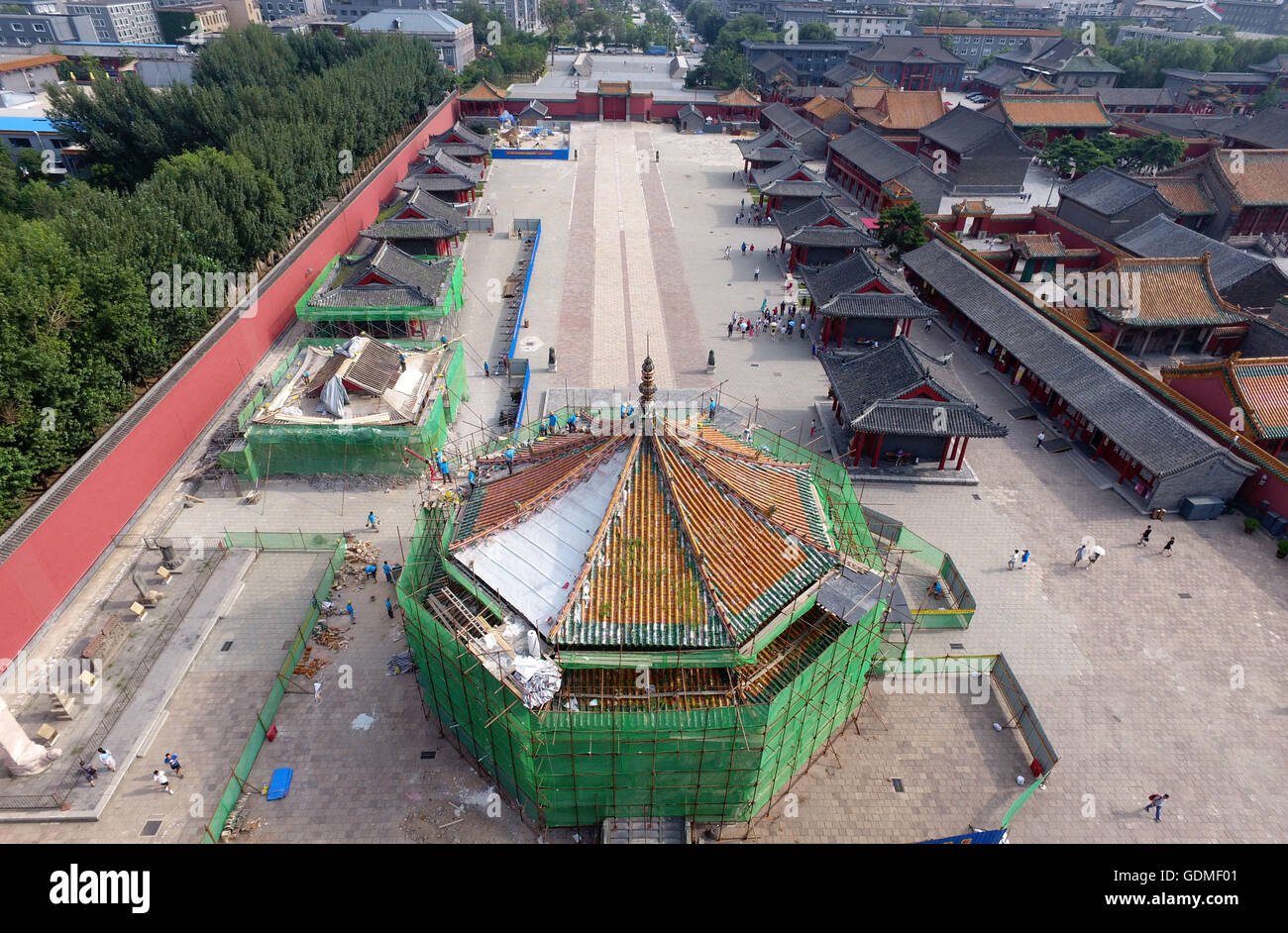 Shenyang. 19. Juli 2016. Foto aufgenommen am 19. Juli 2016 zeigt der Dazheng Halle unter Reparaturen im Kaiserpalast von Shenyang in Shenyang, Hauptstadt des nordöstlichen Chinas Liaoning Provinz. Ein Reparatur-Projekt läuft in der Hofburg Shenyang, die bis Ende September abschließen soll. Der Kaiserpalast in Shenyang wurde der ehemalige Kaiserpalast der frühen Qing-Dynastie (1636-1911) in China. © Zhang Wenkui/Xinhua/Alamy Live-Nachrichten Stockfoto