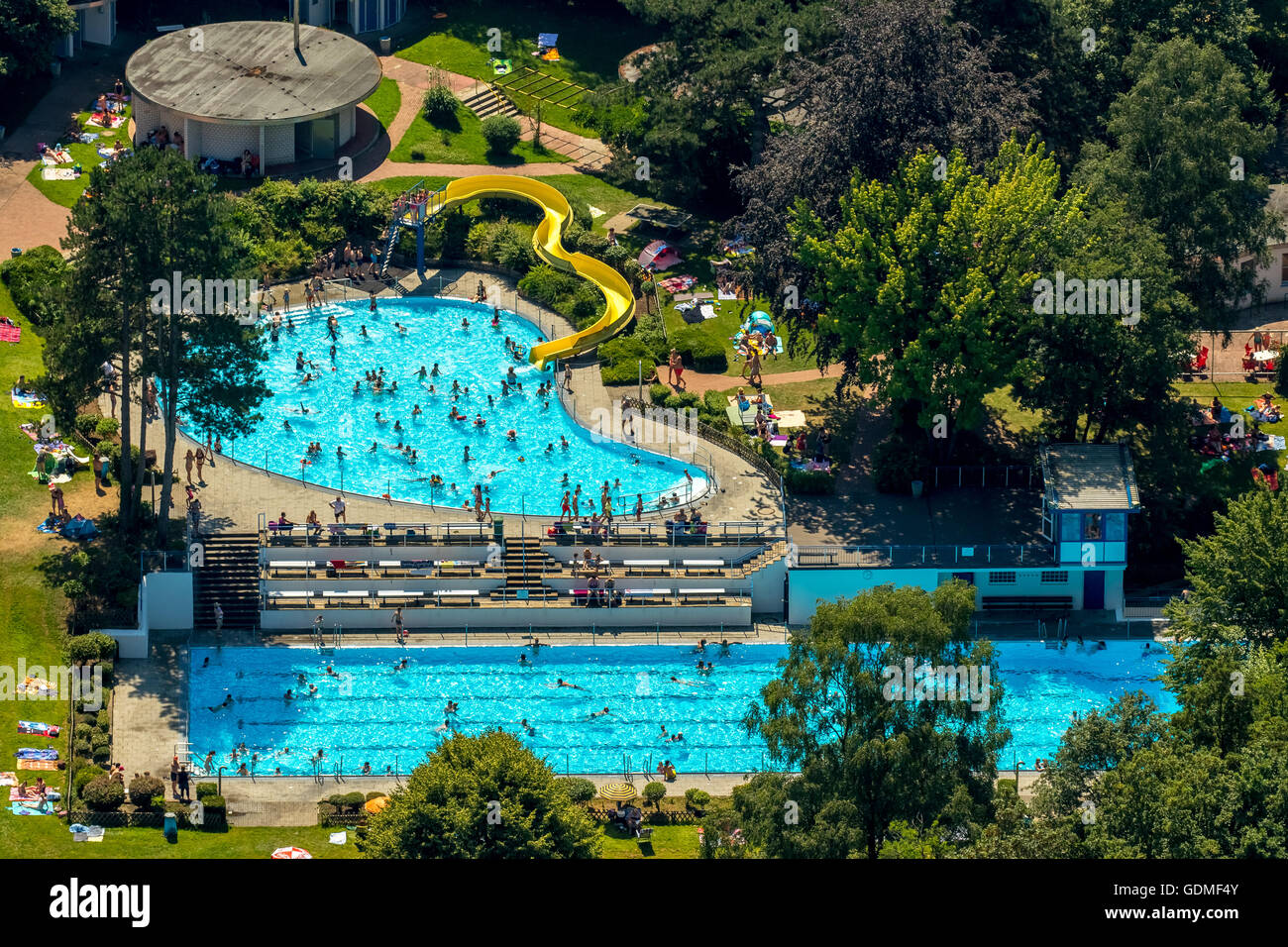 Witten, Deutschland 19. Juli 2016 Luftaufnahme, Schwimmbad Annen in Witten, Schwimmer Pool mit einem gewellten Rand, Rasenflächen und Sonne Ebenen, Badegäste am Pool Annen, Credit: Hans ↑/Alamy Live News Stockfoto