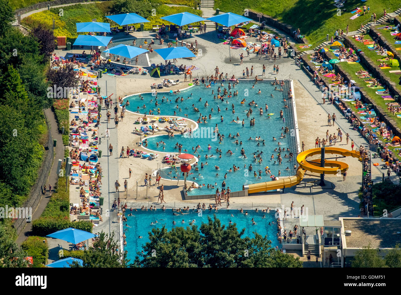 Witten, Deutschland 19. Juli 2016 Luftaufnahme, Schwimmbad Annen in Witten, Schwimmer Pool mit einem gewellten Rand, Rasenflächen und Sonne Ebenen, Badegäste am Pool Annen, Credit: Hans ↑/Alamy Live News Stockfoto