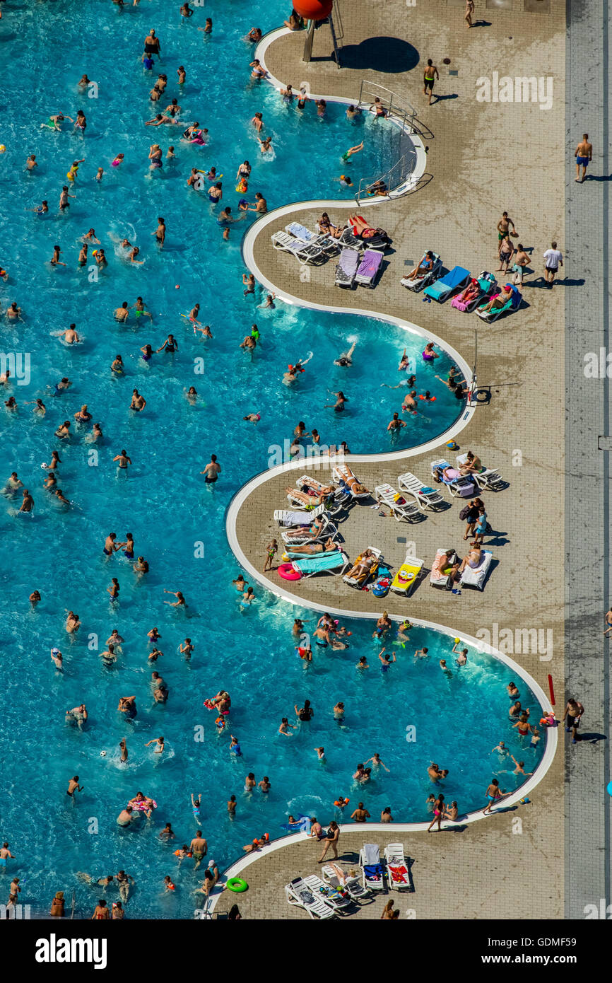 Witten, Deutschland 19. Juli 2016 Luftaufnahme, Schwimmbad Annen in Witten, Schwimmer Pool mit einem gewellten Rand, Rasenflächen und Sonne Ebenen, Badegäste am Pool Annen, Credit: Hans ↑/Alamy Live News Stockfoto