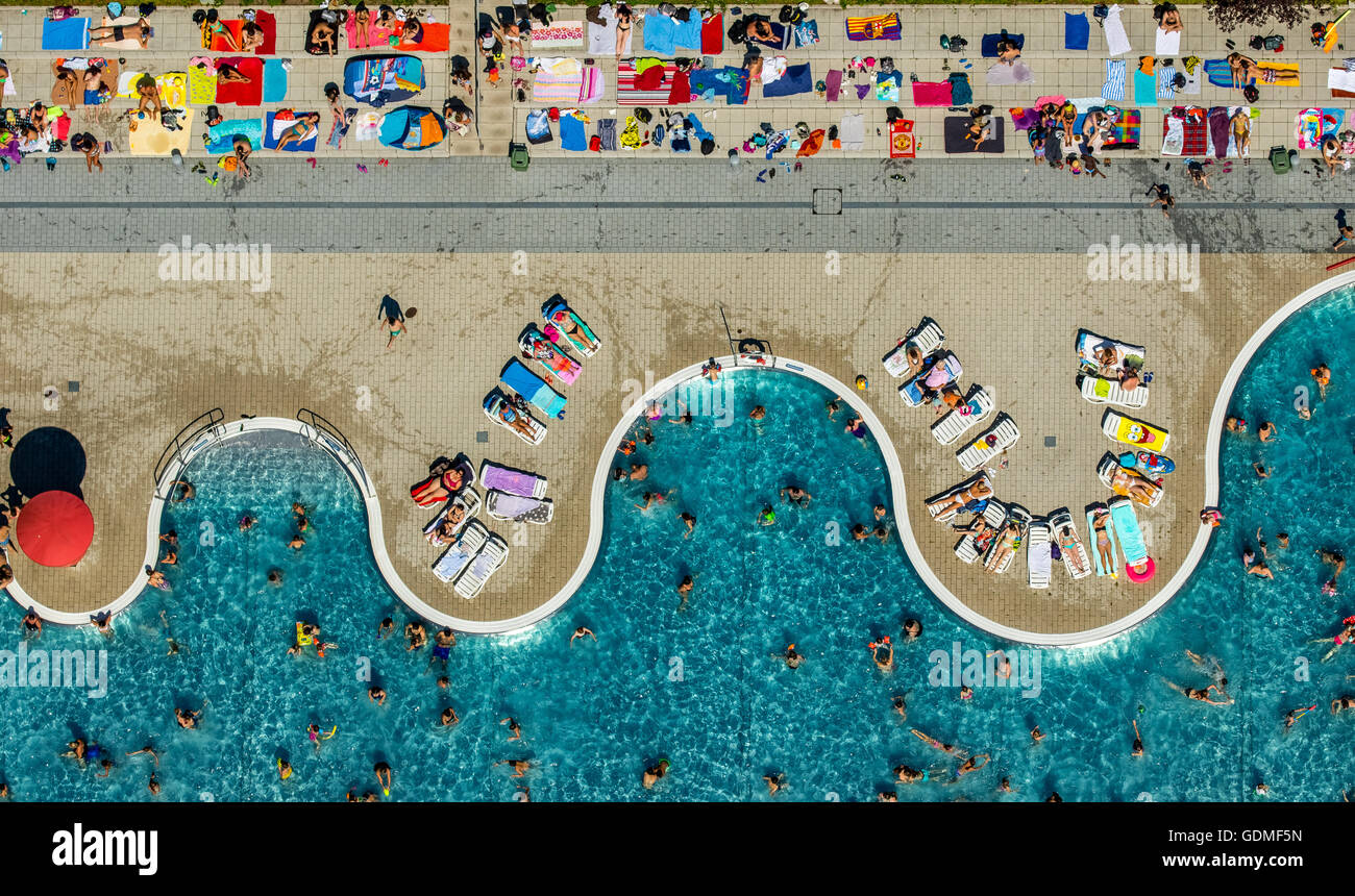 Witten, Deutschland. 19. Juli 2016. Luftaufnahme, Schwimmbad Annen in Witten, Schwimmer Pool mit einem gewellten Rand, Rasenflächen und Sonne Ebenen, Badegäste am Pool Annen, Credit: Hans ↑/Alamy Live News Stockfoto