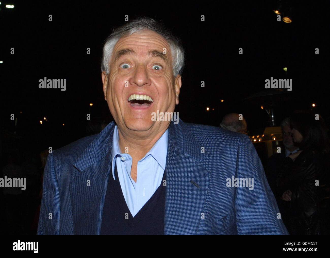 GARRY MARSHALL (13. November 1934 - 19. Juli 2016) war ein US-amerikanischer Schauspieler, Regisseur, Autor und Produzent, dessen bemerkenswerte Credits enthalten erstellen "Happy Days" und seine verschiedenen Spin-offs, Entwicklung von Neil Simon 1965 spielen "The Odd Couple" für das Fernsehen und die Filme "Pretty Woman", "Runaway Bride" und "The Princess Diaries". Marshall wurde im Jahr 1997 in die Television Hall Of Fame aufgenommen. Bild: 7. Januar 2002 - Los Angeles, Kalifornien, US - Schauspieler/Regisseur GARRY MARSHALL im LA premiere von "Orange County." © Robert Millard/ZUMAPRESS.com/Alamy Live News Stockfoto