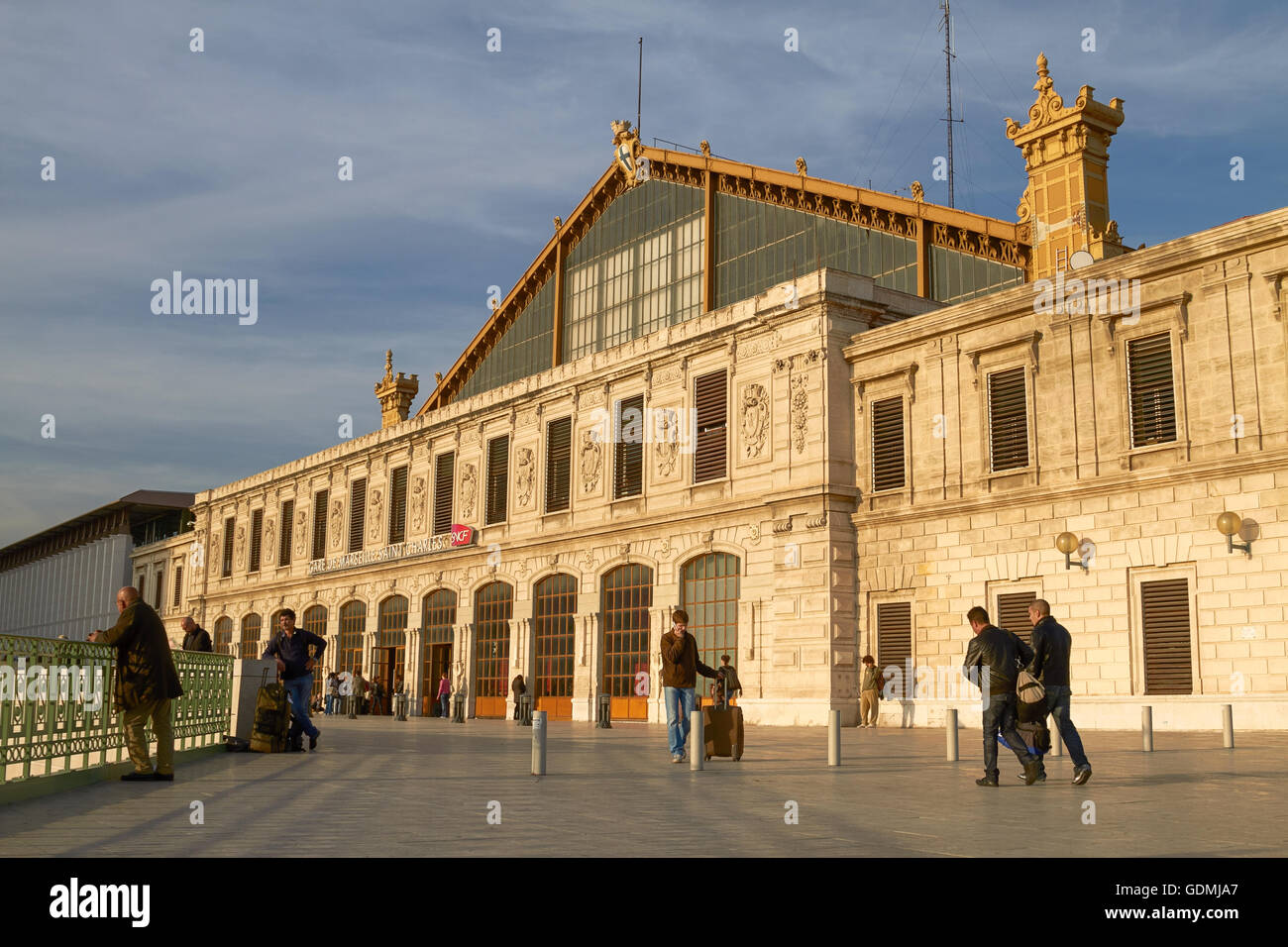 Menschen, die zum Bahnhof Saint Charles in Marseille, Frankreich Stockfoto