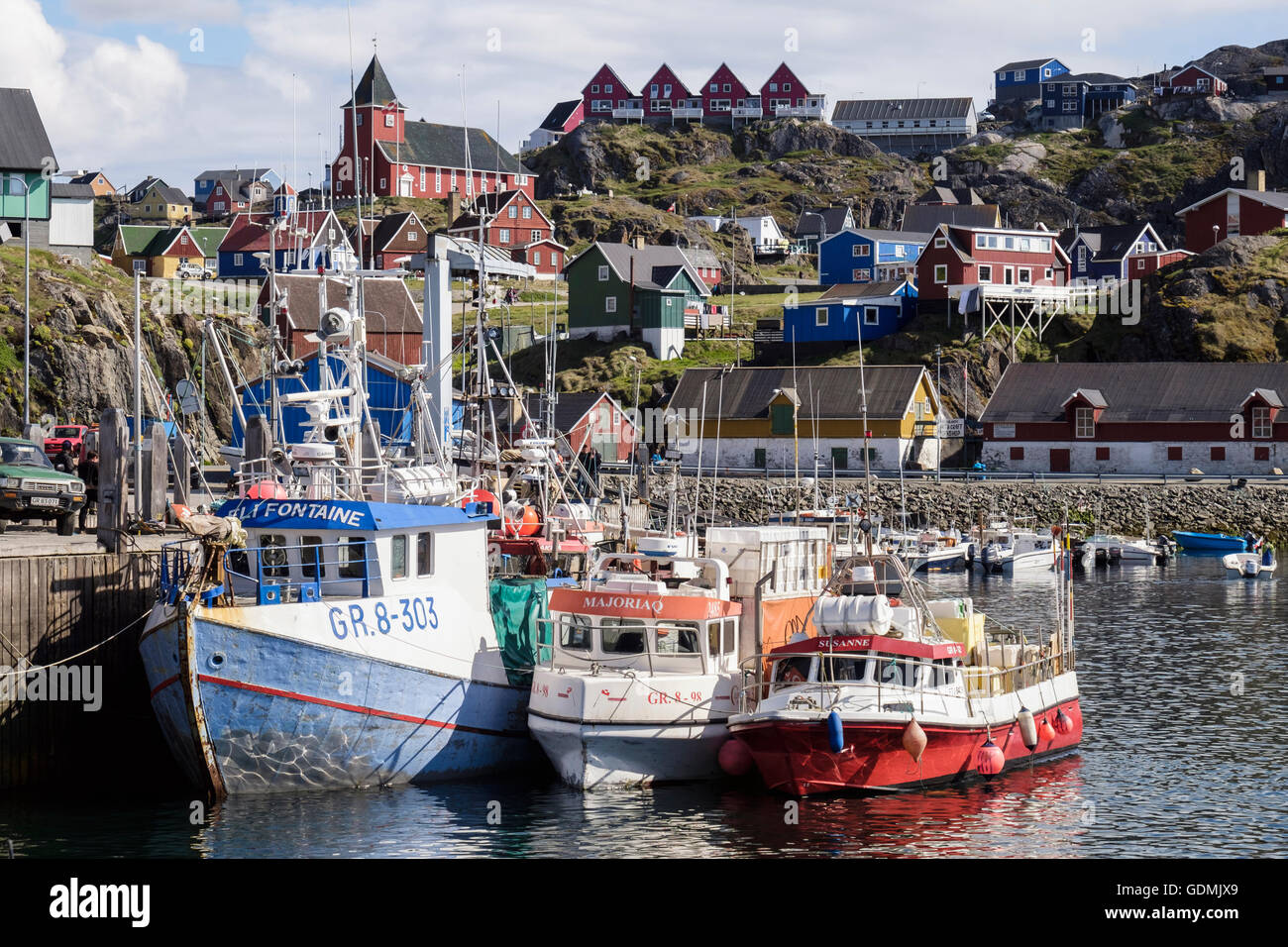 Grönländisch Fischerboote in der nördlichsten Jahr günstig ganzjährig eisfreien Arktis Port mit Altstadt hinter im Sommer. (Sisimiut Holsteinsborg) Grönland Stockfoto