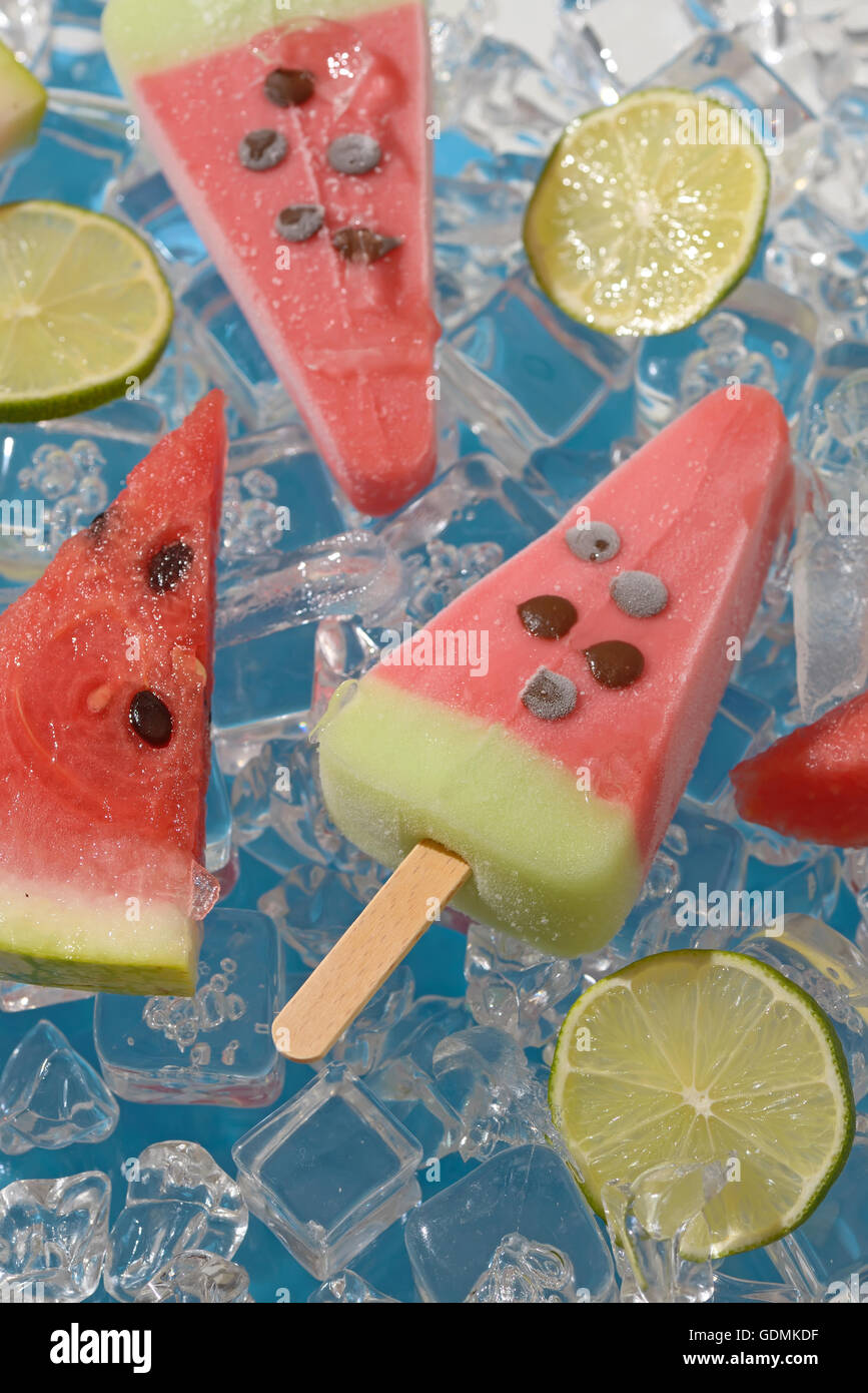 Wassermelone, Obst Eis am Stiel und Kalk Scheiben auf Eiswürfel Stockfoto