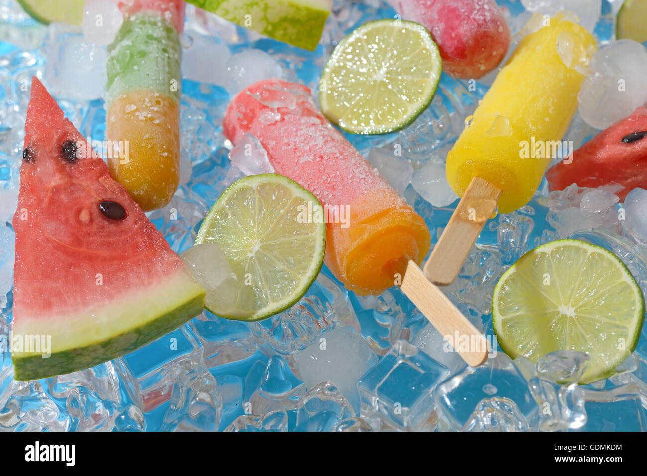 Wassermelone, Obst Eis am Stiel und Kalk Scheiben auf Eiswürfel Stockfoto