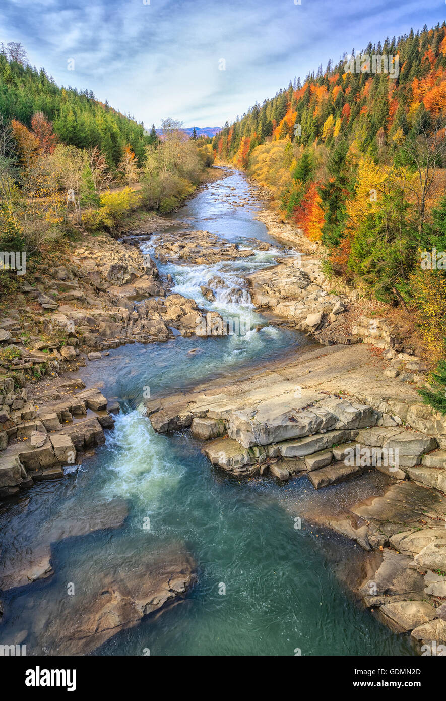 schöne schnelle Bergfluss im herbstlichen Wald Stockfoto