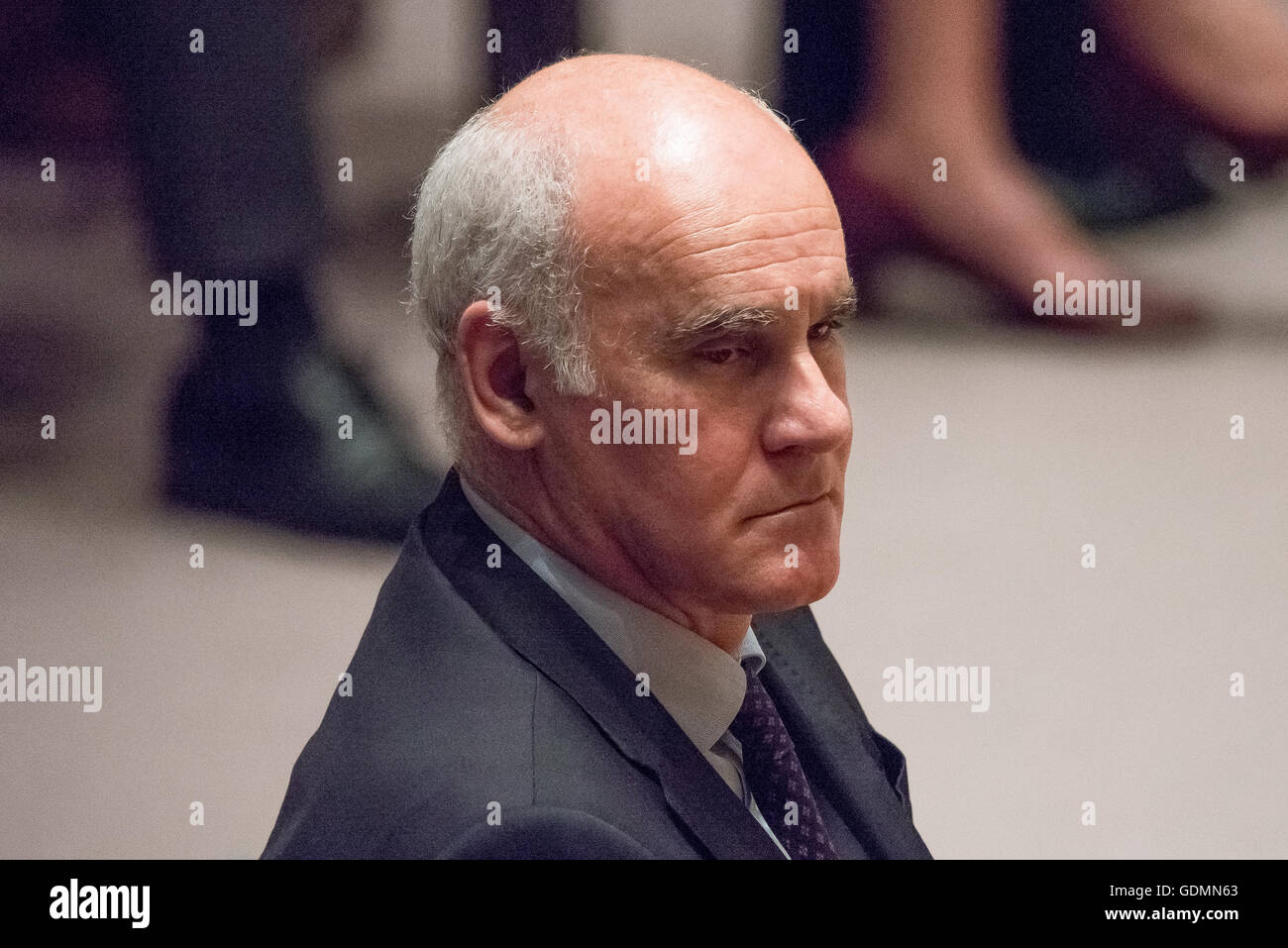 EU-Botschafter in der UN Joâo Pedro Vale de Almeida hört, wie der spanische Botschafter (nicht gesehen) dem Rat spricht. Der Sicherheitsrat der Vereinten Nationen statt ein Briefing über die Umsetzung der gemeinsamen umfassenden Aktionsplans und Rat Resolution 2231 Irans Einhaltung der International ausgehandelte Vereinbarung ein Jahr nach der Formulierung im UN-Hauptquartier in New York City ist. Das Abkommen gegründet Grenzwerte für Irans Atomprogramm um sicherzustellen, dass Iran Geldbörse Kernenergie zu friedlichen Zwecken dürfen während ihrer Arbeit gegen Atomwaffen beschränkt. (Foto: Stockfoto