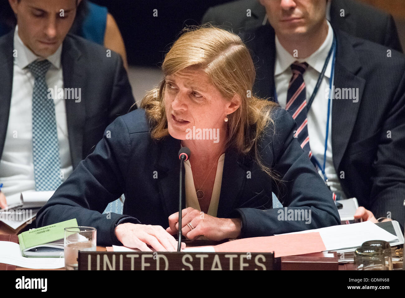 US-Botschafter bei den UN Samantha Power richtet sich der Sicherheitsrat. Der Sicherheitsrat der Vereinten Nationen statt ein Briefing über die Umsetzung der gemeinsamen umfassenden Aktionsplans und Rat Resolution 2231 Irans Einhaltung der International ausgehandelte Vereinbarung ein Jahr nach der Formulierung im UN-Hauptquartier in New York City ist. Das Abkommen gegründet Grenzwerte für Irans Atomprogramm um sicherzustellen, dass Iran Geldbörse Kernenergie zu friedlichen Zwecken dürfen während ihrer Arbeit gegen Atomwaffen beschränkt. (Foto von Albin Lohr-Jones/Pacific Press) Stockfoto