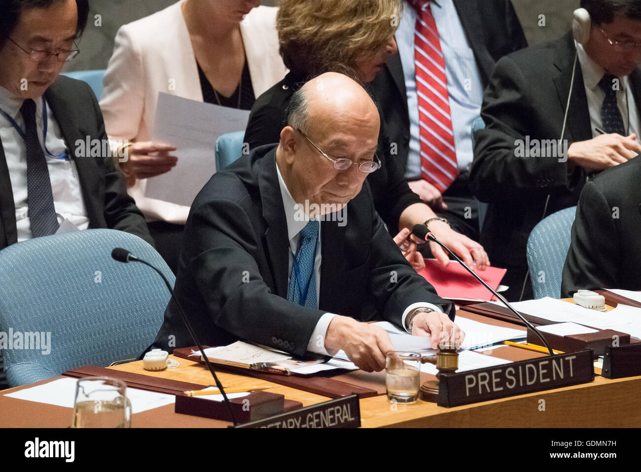 Japanische Botschafter bei der UNO und den Präsidenten des Sicherheitsrats leitet das Briefing. Der Sicherheitsrat der Vereinten Nationen statt ein Briefing über die Umsetzung der gemeinsamen umfassenden Aktionsplans und Rat Resolution 2231 Irans Einhaltung der International ausgehandelte Vereinbarung ein Jahr nach der Formulierung im UN-Hauptquartier in New York City ist. Das Abkommen gegründet Grenzwerte für Irans Atomprogramm um sicherzustellen, dass Iran Geldbörse Kernenergie zu friedlichen Zwecken dürfen während ihrer Arbeit gegen Atomwaffen beschränkt. (Foto von Albin Lohr-Jones/Pacif Stockfoto