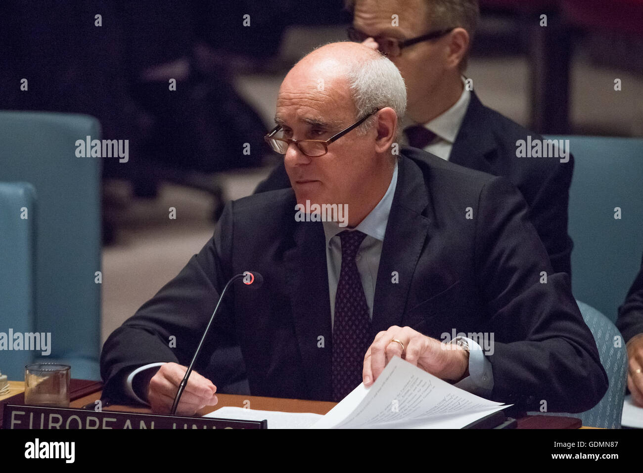 EU-Botschafter in der UN Joâo Pedro Vale de Almeida befasst sich den Rat. Der Sicherheitsrat der Vereinten Nationen statt ein Briefing über die Umsetzung der gemeinsamen umfassenden Aktionsplans und Rat Resolution 2231 Irans Einhaltung der International ausgehandelte Vereinbarung ein Jahr nach der Formulierung im UN-Hauptquartier in New York City ist. Das Abkommen gegründet Grenzwerte für Irans Atomprogramm um sicherzustellen, dass Iran Geldbörse Kernenergie zu friedlichen Zwecken dürfen während ihrer Arbeit gegen Atomwaffen beschränkt. (Foto von Albin Lohr-Jones/Pacific Press) Stockfoto