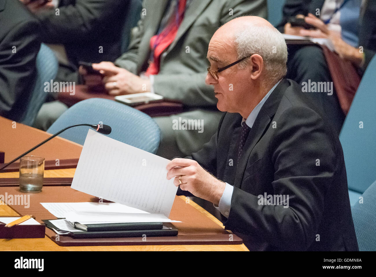 EU-Botschafter in der UN Joâo Pedro Vale de Almeida befasst sich den Rat. Der Sicherheitsrat der Vereinten Nationen statt ein Briefing über die Umsetzung der gemeinsamen umfassenden Aktionsplans und Rat Resolution 2231 Irans Einhaltung der International ausgehandelte Vereinbarung ein Jahr nach der Formulierung im UN-Hauptquartier in New York City ist. Das Abkommen gegründet Grenzwerte für Irans Atomprogramm um sicherzustellen, dass Iran Geldbörse Kernenergie zu friedlichen Zwecken dürfen während ihrer Arbeit gegen Atomwaffen beschränkt. (Foto von Albin Lohr-Jones/Pacific Press) Stockfoto