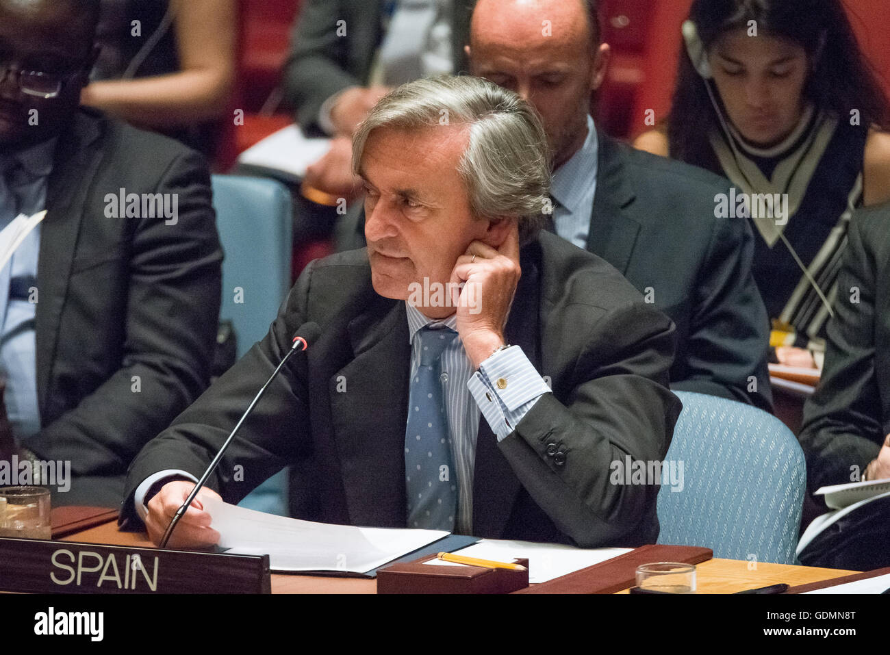Spanisch Botschafter bei den UN römischen Oyarzun Marchesi befasst sich den Rat. Der Sicherheitsrat der Vereinten Nationen statt ein Briefing über die Umsetzung der gemeinsamen umfassenden Aktionsplans und Rat Resolution 2231 Irans Einhaltung der International ausgehandelte Vereinbarung ein Jahr nach der Formulierung im UN-Hauptquartier in New York City ist. Das Abkommen gegründet Grenzwerte für Irans Atomprogramm um sicherzustellen, dass Iran Geldbörse Kernenergie zu friedlichen Zwecken dürfen während ihrer Arbeit gegen Atomwaffen beschränkt. (Foto von Albin Lohr-Jones/Pacific Press) Stockfoto