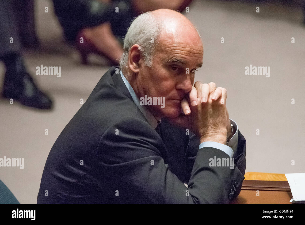 EU-Botschafter in der UN Joâo Pedro Vale de Almeida hört, wie der spanische Botschafter (nicht gesehen) dem Rat spricht. Der Sicherheitsrat der Vereinten Nationen statt ein Briefing über die Umsetzung der gemeinsamen umfassenden Aktionsplans und Rat Resolution 2231 Irans Einhaltung der International ausgehandelte Vereinbarung ein Jahr nach der Formulierung im UN-Hauptquartier in New York City ist. Das Abkommen gegründet Grenzwerte für Irans Atomprogramm um sicherzustellen, dass Iran Geldbörse Kernenergie zu friedlichen Zwecken dürfen während ihrer Arbeit gegen Atomwaffen beschränkt. (Foto: Stockfoto