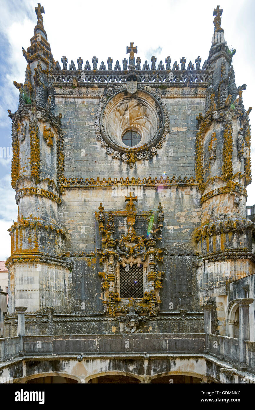Manuelinischen Fenster mit maritimen Motiven und das Kreuzband-Medaille, Festung von Tomar, das Schloss der Tempelritter, Stockfoto