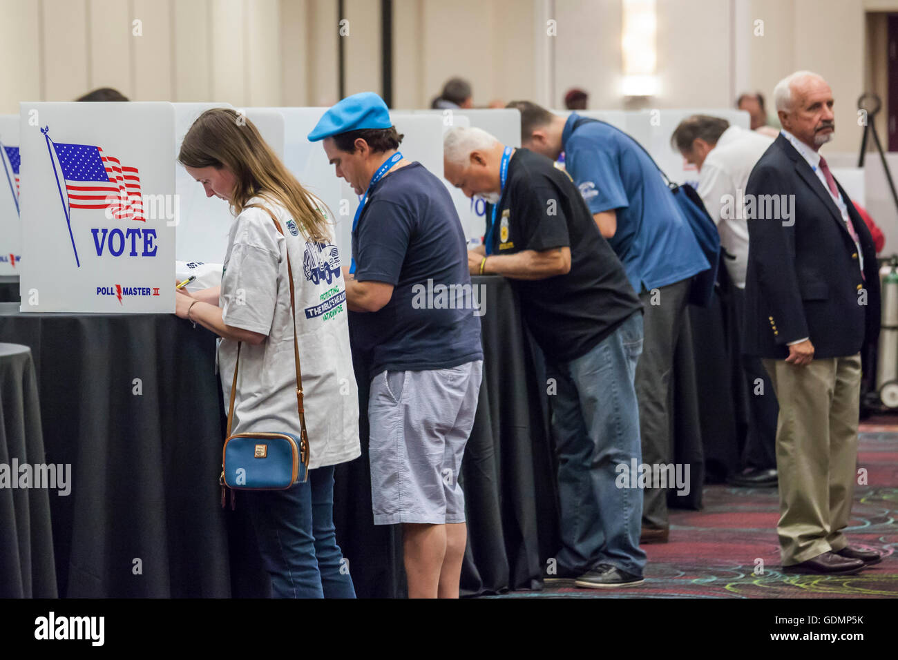 Las Vegas, Nevada - Delegierten der Teamsters Union Versammlung Stimmen Stimmzettel bei der Abstimmung Kandidaten für union Büros zu nominieren. Stockfoto