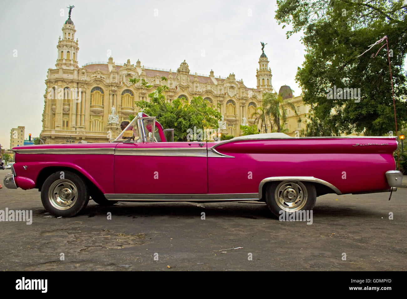 Klassisches Rot Ford Cabrio vor Havanna Kuba Theatergebäude Stockfoto