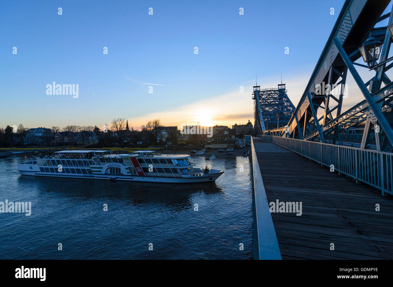 Dresden: Blaue Wunder Brücke über die Elbe bei Sonnenuntergang, Deutschland, Sachsen, Sachsen, Stockfoto