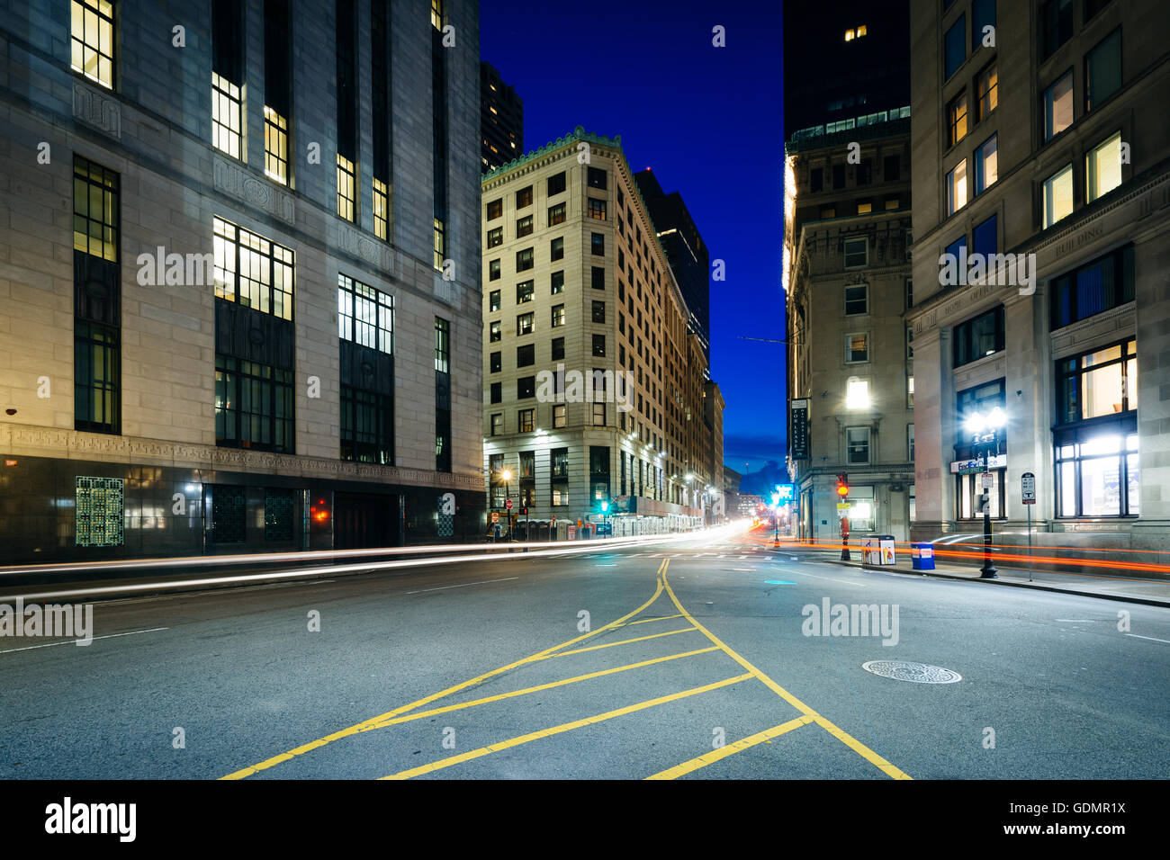 Gebäude am Postplatz in der Nacht, im Financial District, von Boston, Massachusetts. Stockfoto