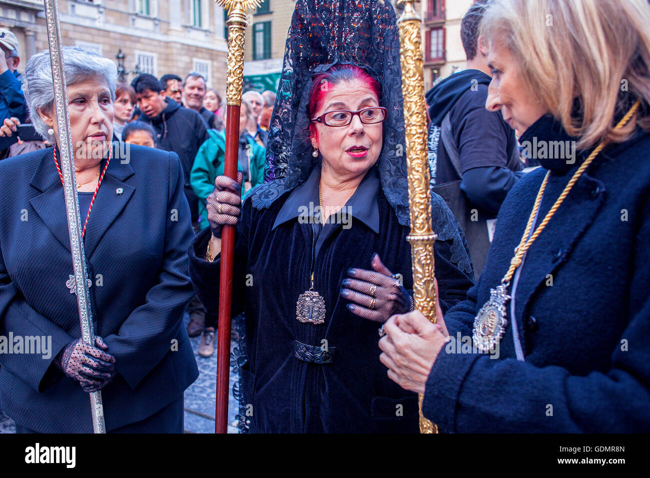 Büßer in einer Prozession, Schwesternschaft der Virgen de Las Angustias, Karfreitag, Ostern, Plaza Sant Jaume, Barcelona, Katalonien, S Stockfoto