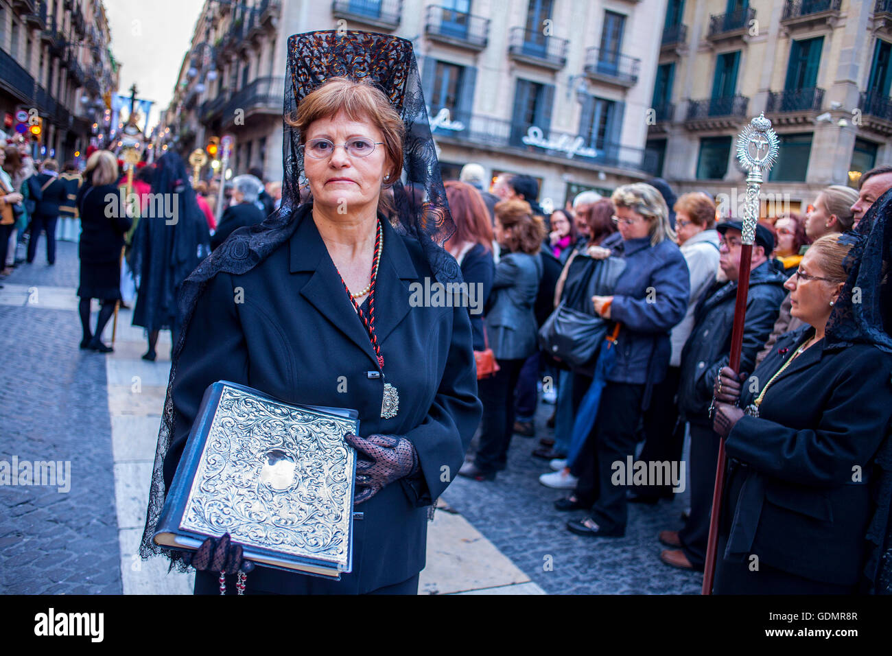 Kopftücher in einer Prozession, Schwesternschaft der Virgen de Las Angustias, Karfreitag, Ostern, Plaza Sant Jaume, Barcelona, Katalonien, S Stockfoto