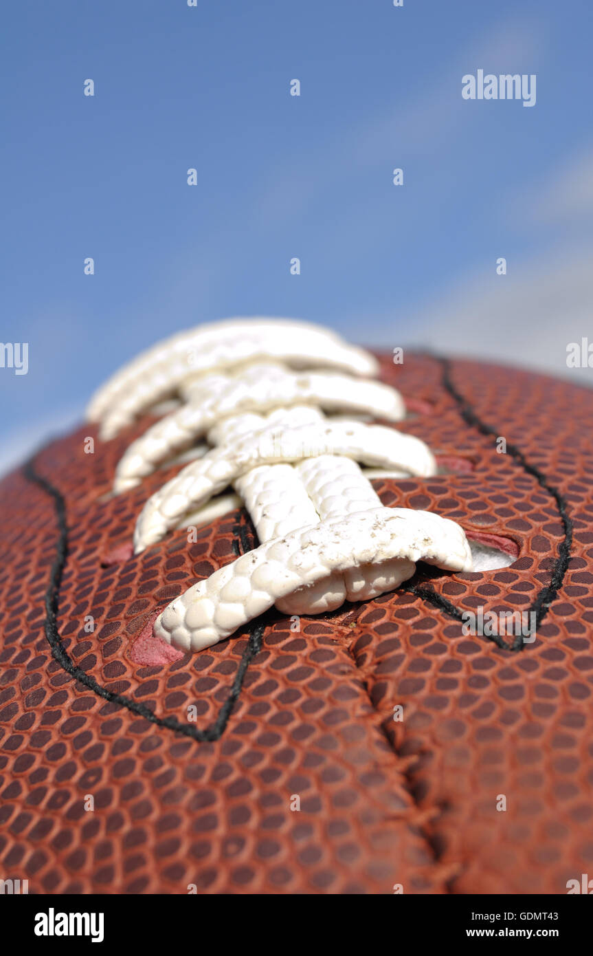 Nahaufnahme des American Football Textur und Schnürsenkel mit selektiven Fokus Stockfoto