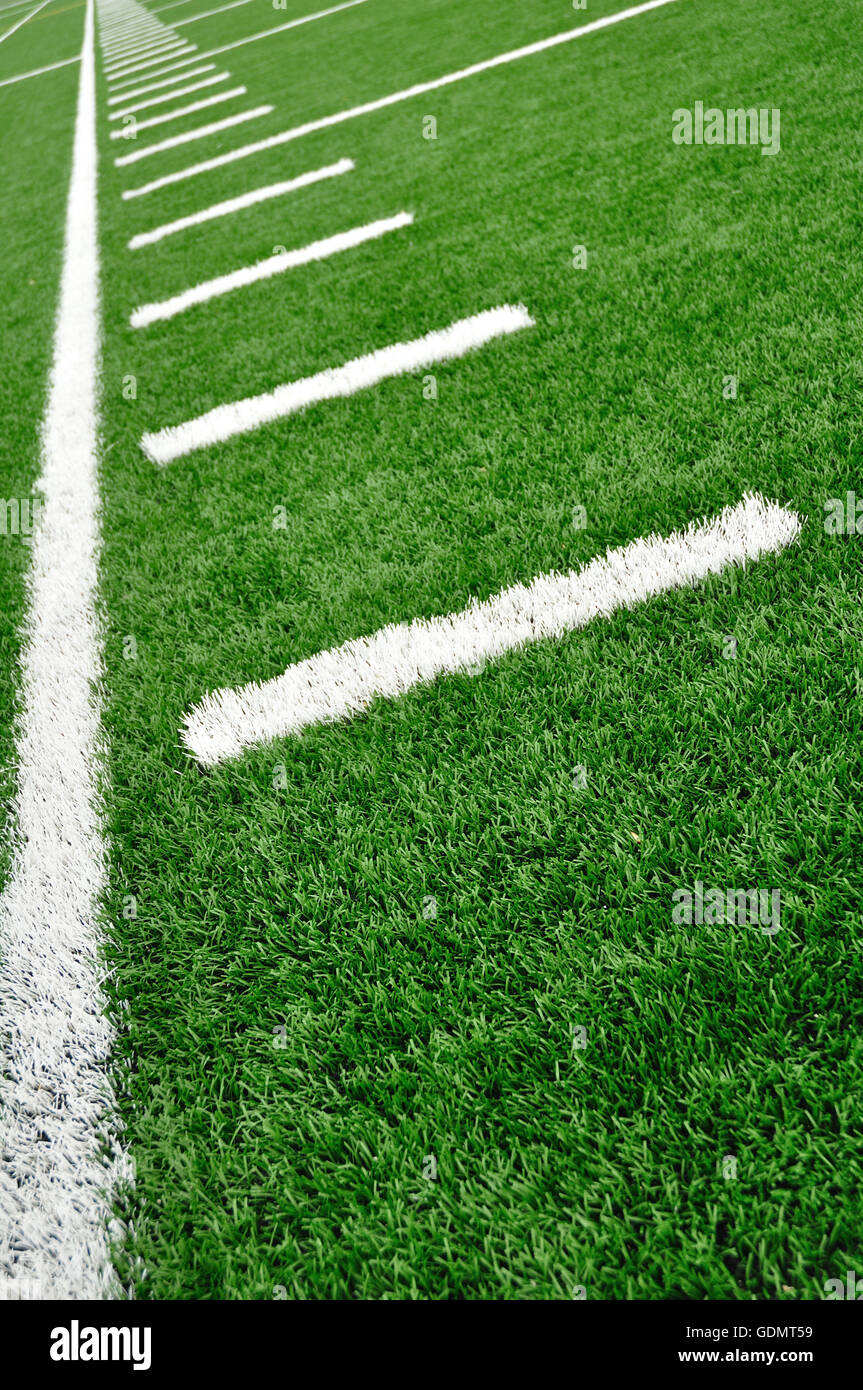 Seitenlinie auf einem American Football-Feld mit Hash-Zeichen Stockfoto